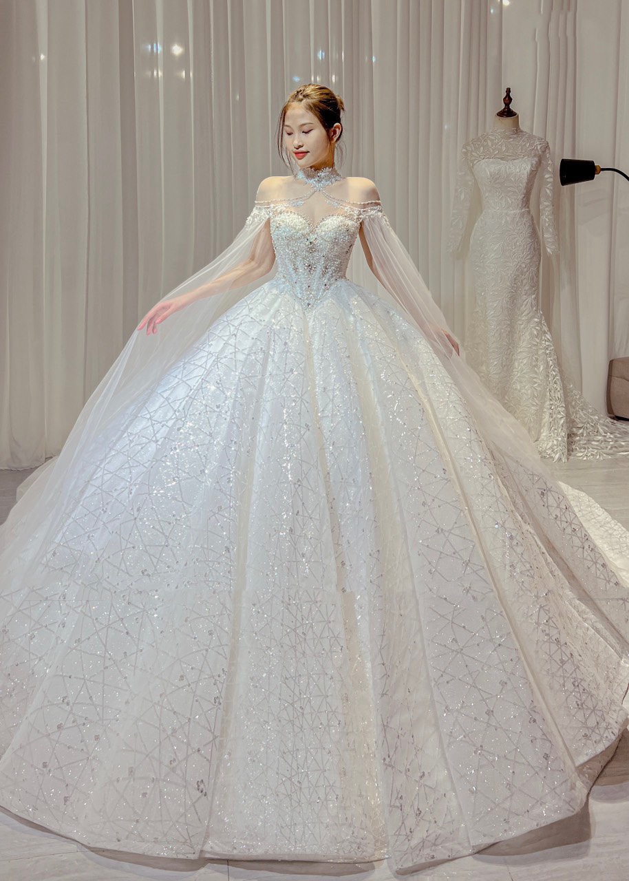 Váy cưới cô dâu Quỳnh Anh màu trắng kim tuyến xước tay dài cổ điển - VC27 -  NiNiStore 2024