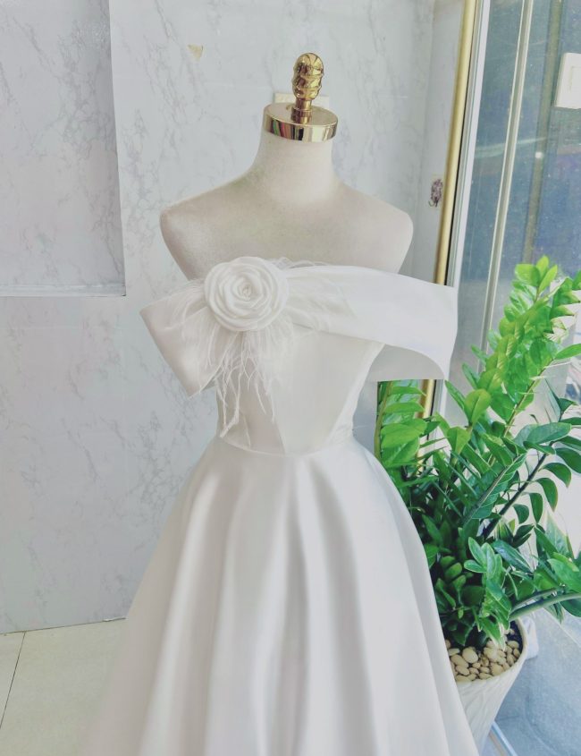 Đầm dạ hội thiết kế màu trắng trễ vai đính bông xẻ tà
