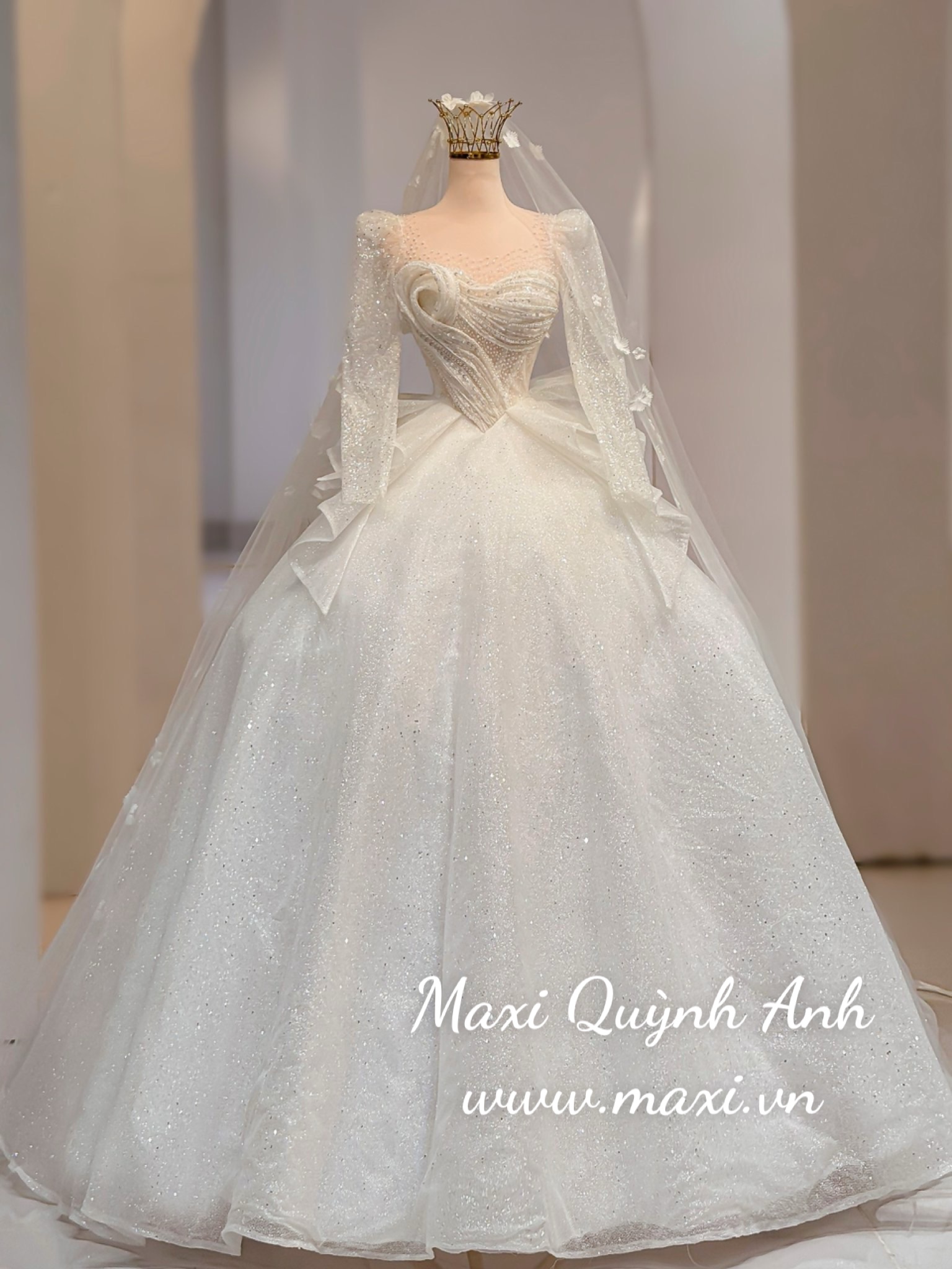 Váy cưới kim tuyến xẻ ngực xòe nhẹ có choàng dài phía sau (PDPN-R7) – M.O.T  Bridal – For Love, For Life