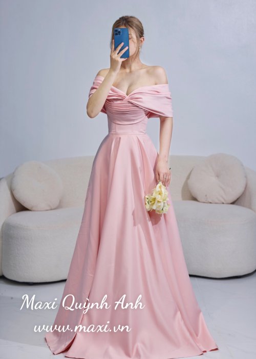 Váy Cưới Hồng Trễ Vai Xếp Ly Trơn