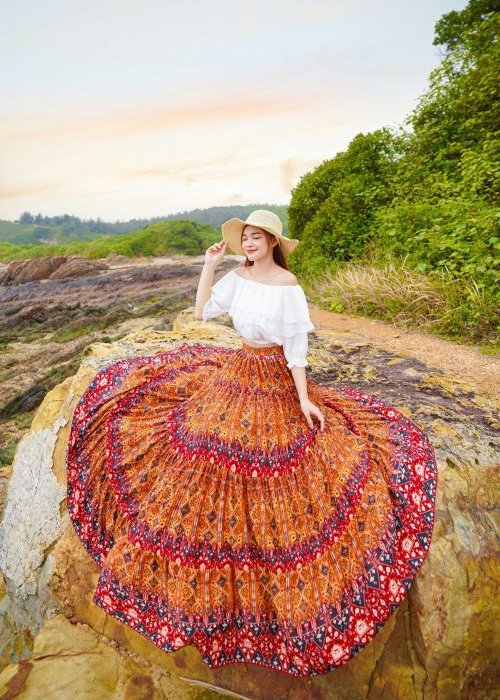 Set Maxi Chân Váy Thổ Cẩm Áo Trắng Trễ Vai