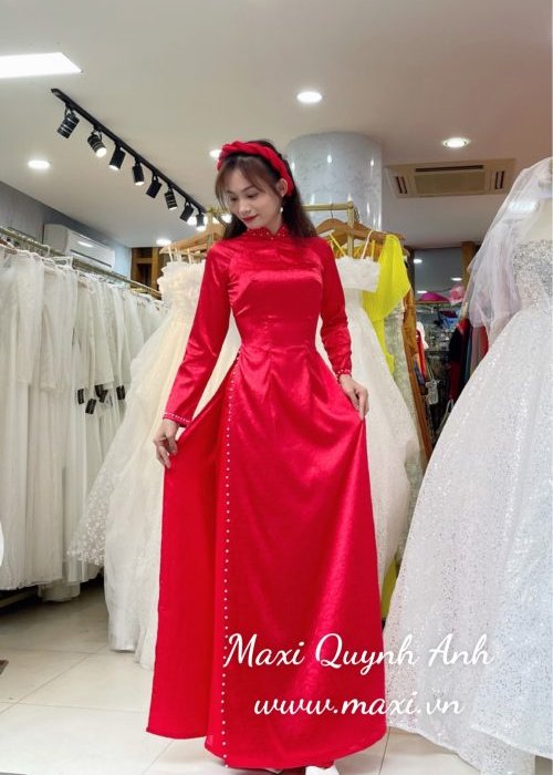 Áo Dài Cách Tân Gấm Đỏ Thiết Kế Viền Ngọc Trai