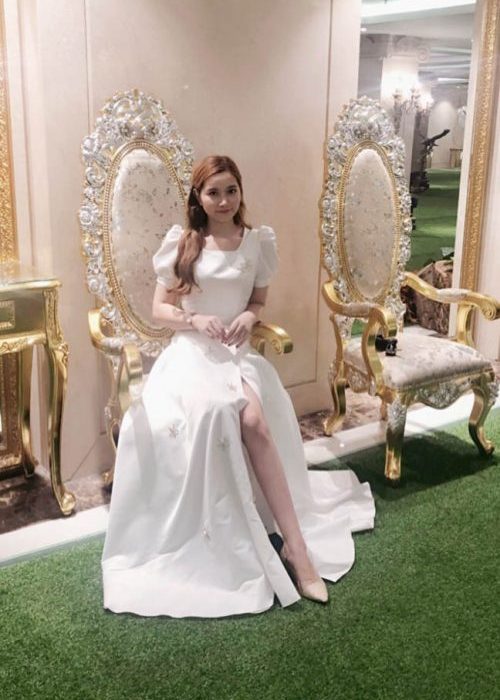 Đầm Dạ Hội Trắng Đính Phụ Kiện Quý Phái