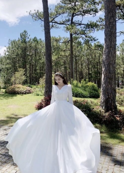 Đầm Dạ Hội Trắng Tay Dài Cổ V Tùng Xoè Rộng