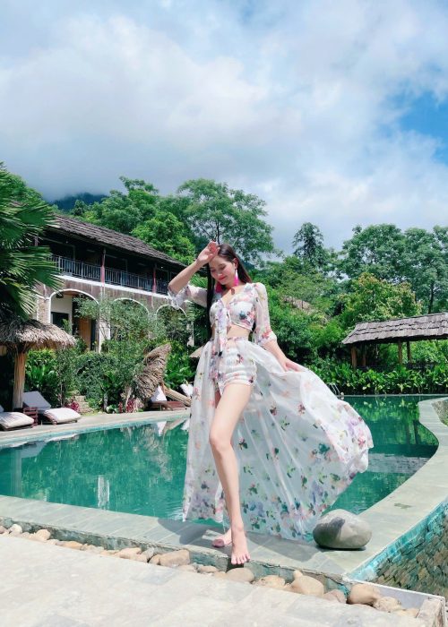 Set Bikini Trắng Hoa Tím Táo Bạo