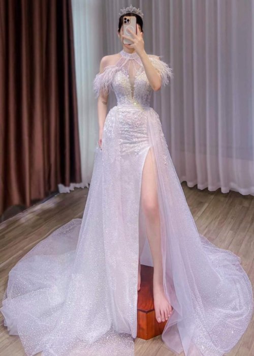 Váy Cưới Body Kim Sa Cổ Yếm Phối Lông Vũ Sang Trọng