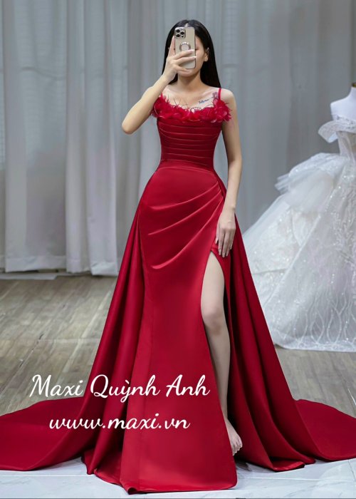 Váy Cưới Body Phối 2 Dây Hoa Kèm Choàng Đỏ