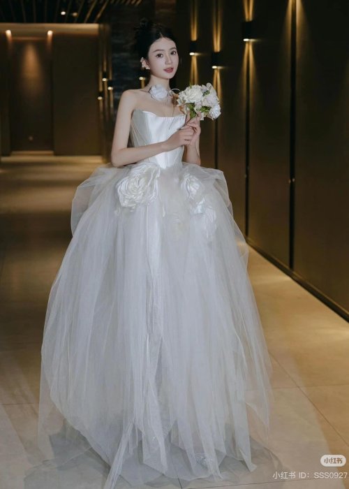 Váy Cưới Cúp Tùng Đính Hoa Hồng Sang Trọng