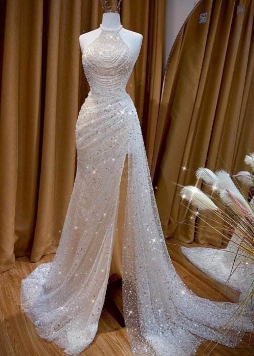 Váy Cưới Body Kim Sa Cổ Yếm Đính Kết Sang Trọng