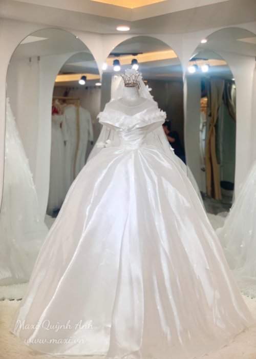 Váy Cưới Thiết Kế Đính Hoa Trễ Vai Sang Trọng