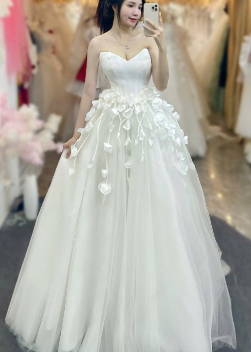 Váy Cưới Cúp Cổ V Đính Hoa