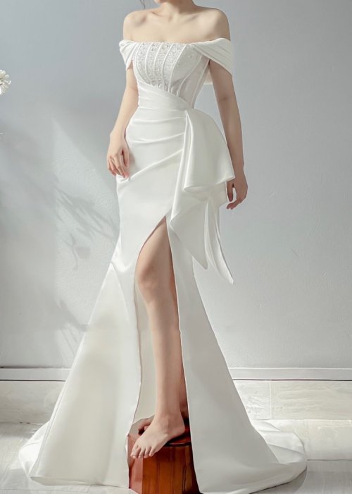 Váy Cưới Body Trễ Vai Xẻ Tà Sang Trọng