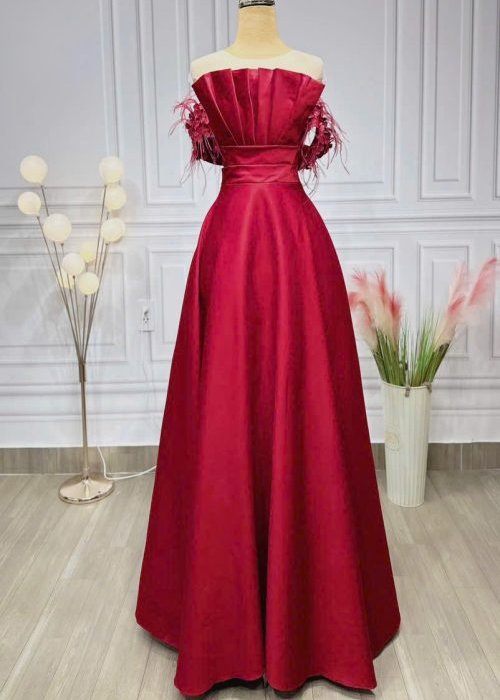 Váy Cưới Trễ Vai Phối Lông Vũ Đỏ