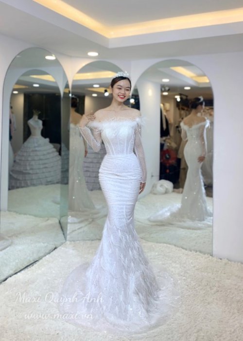 Váy Cưới Body Kim Sa Tay Dài Phối Lông Vũ Ngực