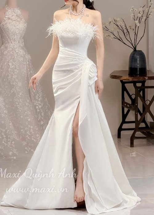 Váy Cưới Body Xếp Ly Xẻ Tà Phối Lông Vũ Ngực Sang Trọng