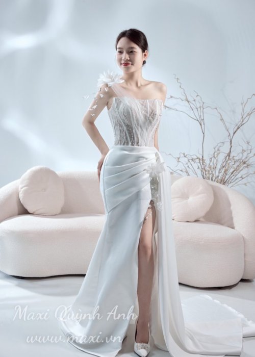 Váy Cưới Body Xẻ Tà Phối Lệch Vai Hoa Sang Trọng