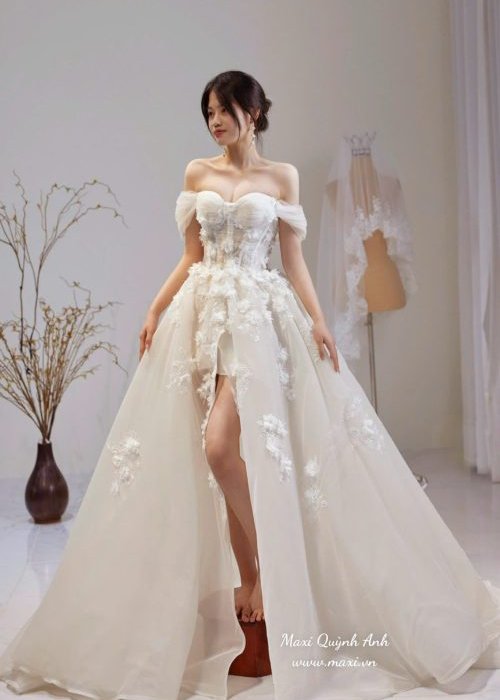 Váy Cưới Trễ Vai Hoa Nổi Xẻ Tà Nhẹ Nhàng