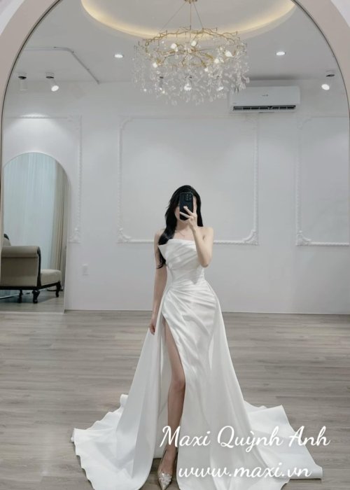 Váy Cưới Body Xếp Ly Ngực Xẻ Tà Tao Nhã