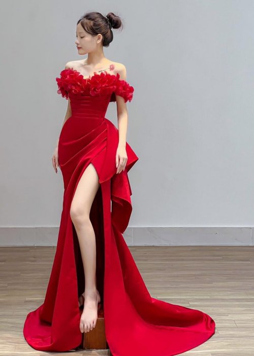 Váy Cưới Body Trễ Vai Hoa Đỏ Xẻ Tà Tao Nhã