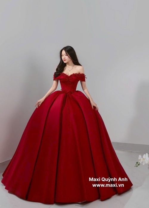 Váy Cưới Trễ Vai Đính Ngọc Trai Phối Nơ Mini Đỏ