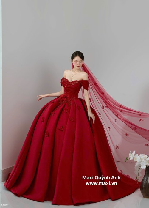 Váy Cưới Trễ Vai Kết Ngọc Trai Hoa Nhí Đỏ Cao Cấp