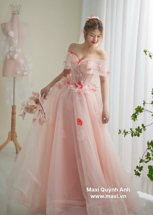 Váy Cưới Hồng Trễ Vai Phối Cánh Hoa Nhẹ Nhàng