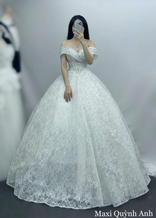 Váy Cưới Trễ Vai Kim Sa Đính Đá 2025