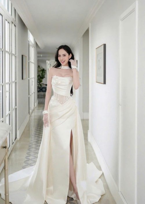 Váy Cưới Màu Trắng Ngà Đẹp 2025 – Thiết Kế Cúp Ngực Quyến Rũ Kèm Choàng Rời