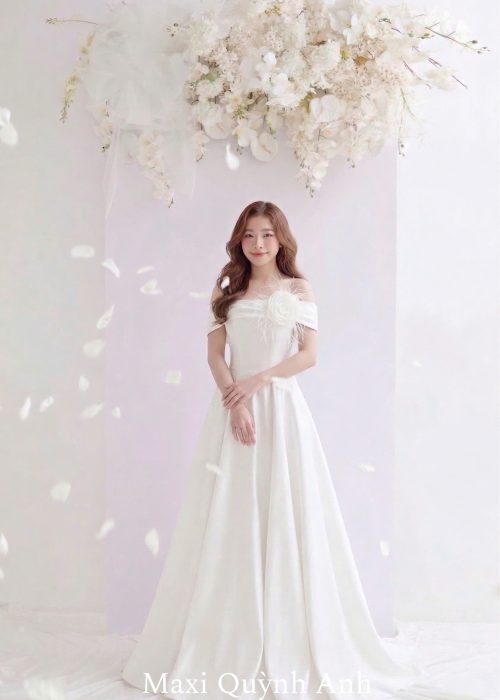 Váy cưới trễ vai hoa lông vũ